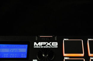 口袋里的節奏大師 Akai MPX8 與圖文設計的創意碰撞